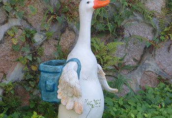 鸭子雕塑-在草地里背花篮的玻璃钢卡通鸭子雕塑