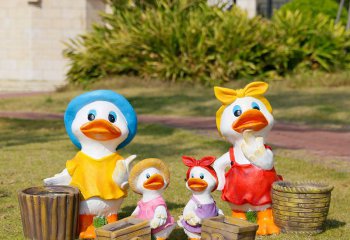 鸭子雕塑-在草坪上忙碌的两只小鸭和两只大玻璃钢彩绘鸭子雕塑