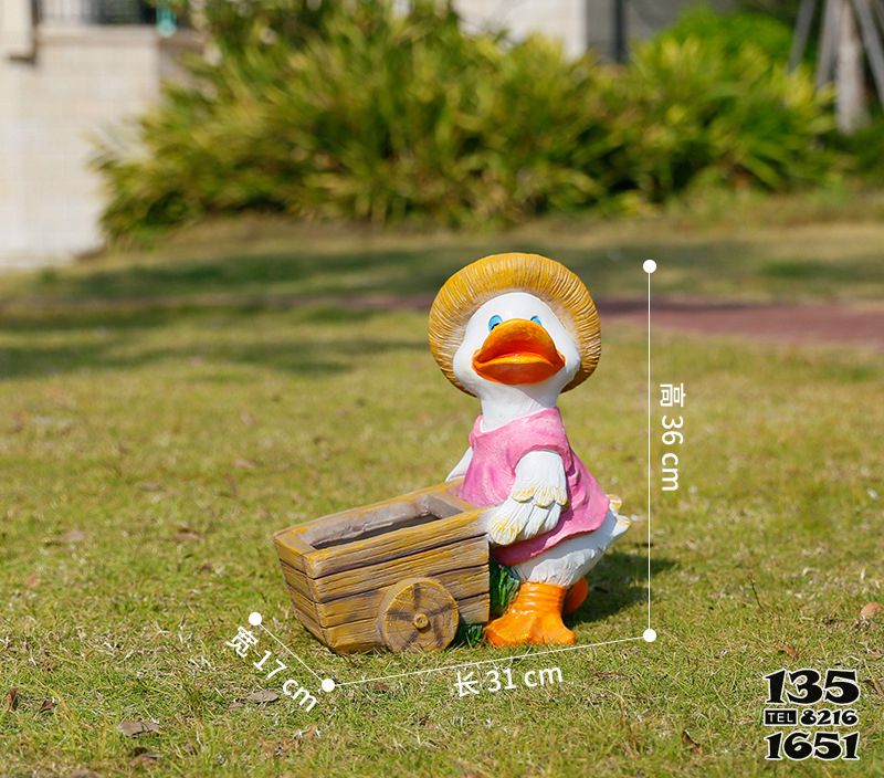 鸭子雕塑-在草坪上手推小车的玻璃钢卡通鸭子雕塑高清图片