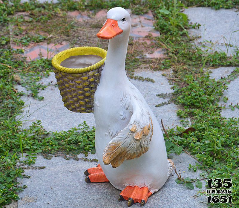 鸭子雕塑-在路边手抱筐的树脂卡通鸭子雕塑高清图片