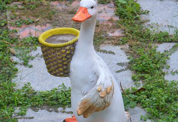 鸭子雕塑-在路边手抱筐的树脂卡通鸭子雕塑