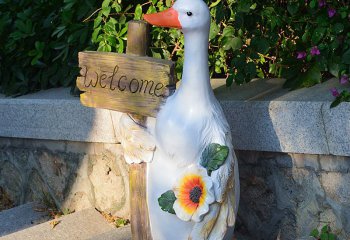 鸭子雕塑-在路边手拿欢迎牌的玻璃钢卡通鸭子雕塑