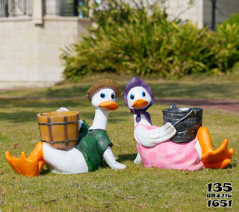 鸭子雕塑-坐在草地上的两只玻璃钢彩绘鸭子雕塑高清图片