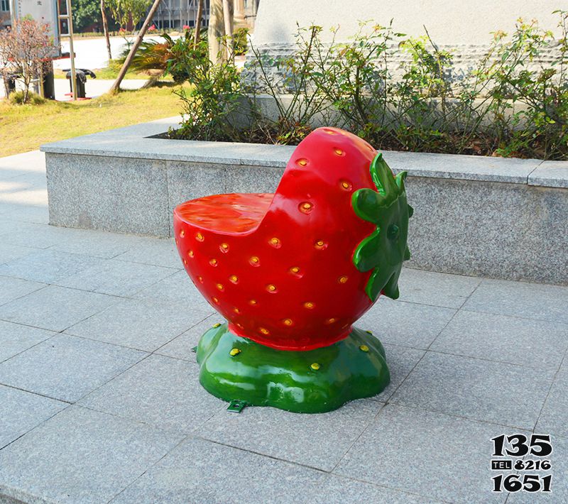 桌椅雕塑-商场室内摆放玻璃钢草莓水果休闲座椅高清图片
