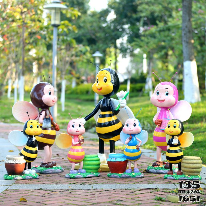 蜜蜂雕塑- 饭店学校草坪卡通蜜蜂一家组合玻璃钢蜜蜂雕塑高清图片