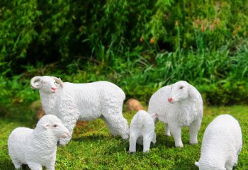 绵羊雕塑-草地上一群形态各异的玻璃钢仿真雕塑