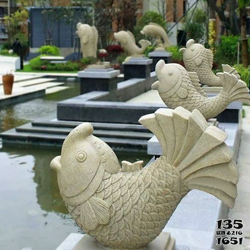 喷水雕塑-公园里摆放的翘尾巴的汉白玉石雕创意喷水雕塑高清图片