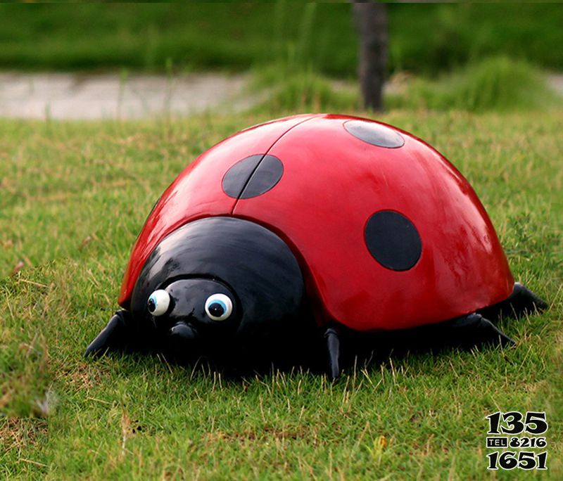 瓢虫雕塑-公园里摆放的红色大眼睛的玻璃钢卡通瓢虫雕塑高清图片