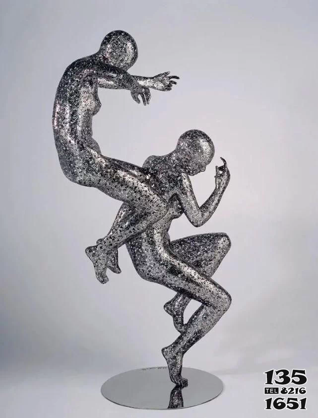 人物雕塑-景区创意不锈钢跳跃的两个人物雕塑高清图片