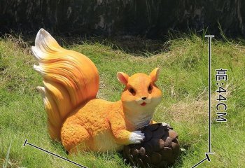 松鼠雕塑-草坪一只抱着松子的玻璃钢松鼠雕塑