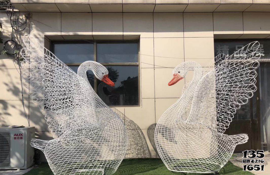 天鹅雕塑-户外公园别墅照明抽象镂空铁艺不锈钢天鹅雕塑高清图片