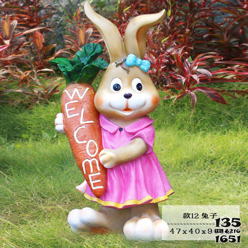 兔子雕塑-饭店一只抱着欢迎胡萝卜的玻璃钢兔子雕塑高清图片