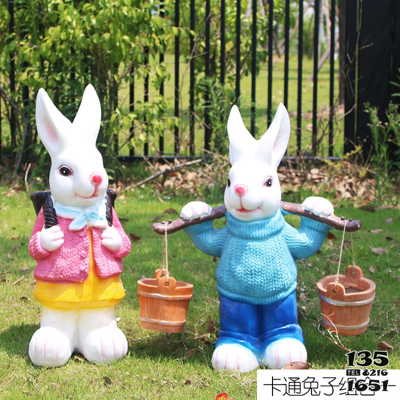兔子雕塑-花园两只树脂彩绘兔子雕塑高清图片