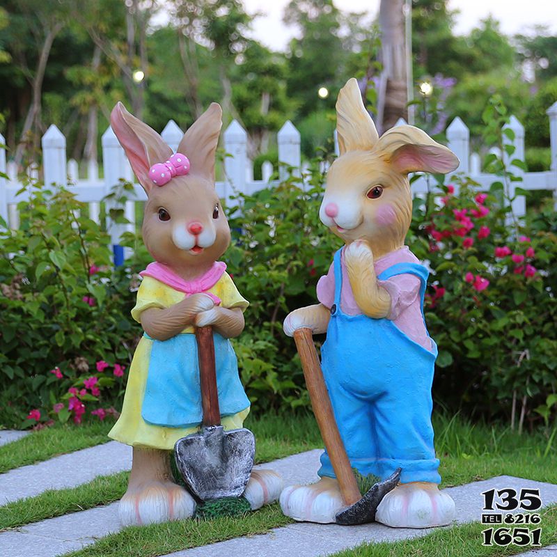 兔子雕塑-花园摆放两只忙碌的玻璃钢兔子雕塑高清图片