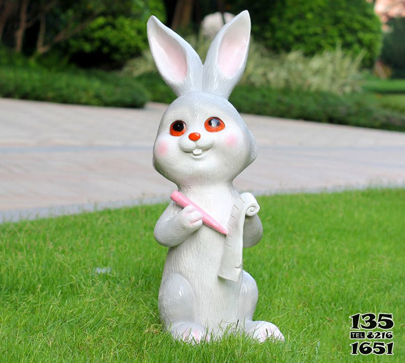 兔子雕塑-森林一只在写字的树脂兔子雕塑高清图片