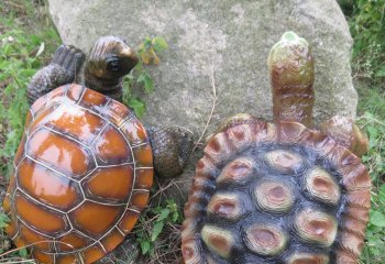乌龟雕塑-公园草坪玻璃钢彩绘浮雕两只爬石头的乌龟雕塑