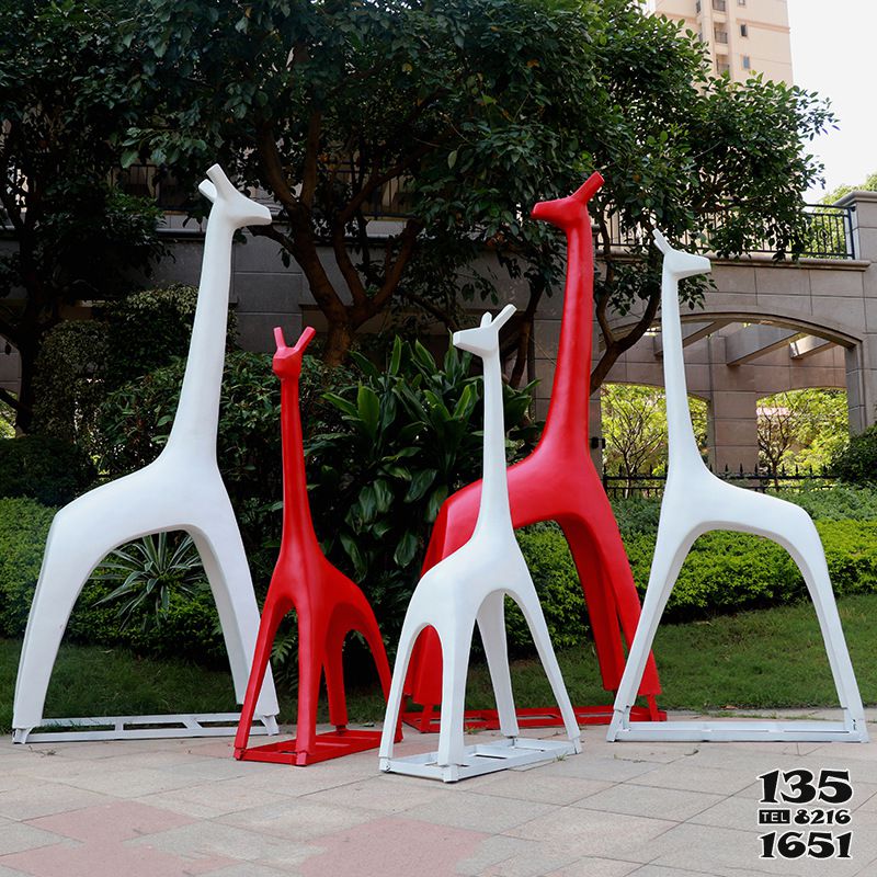 长颈鹿雕塑-街道创意玻璃钢抽象卡通长颈鹿雕塑高清图片