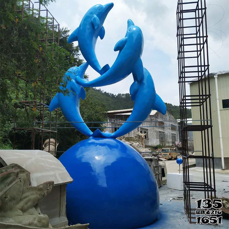 海豚雕塑-景区四只球上蓝色不锈钢海豚雕塑高清图片