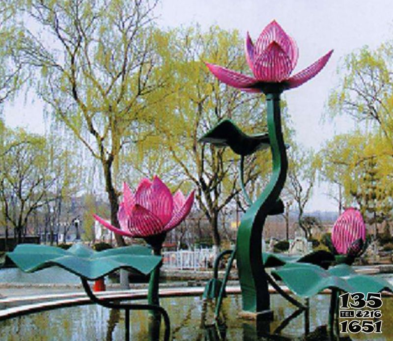 荷花雕塑-公园池塘不锈钢彩绘荷花雕塑高清图片