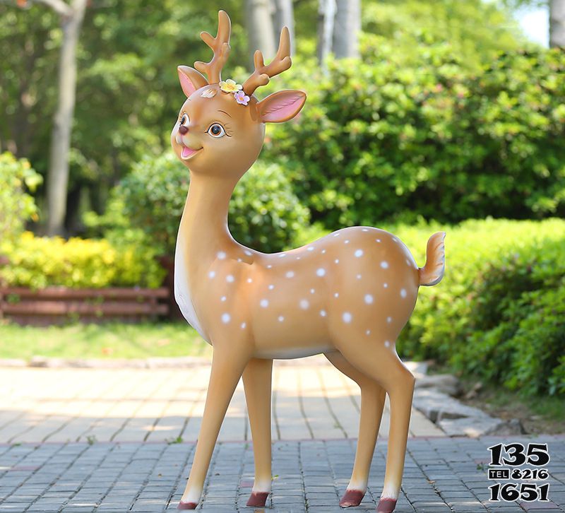 鹿雕塑-玻璃钢彩绘卡通户外园林景观鹿雕塑高清图片