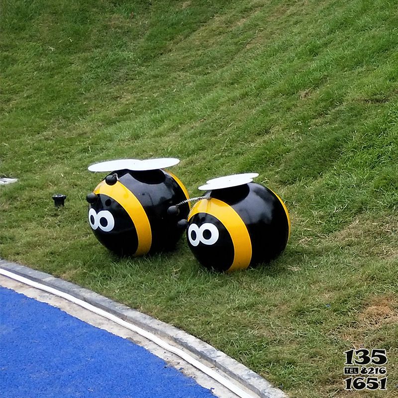 蜜蜂雕塑-体育公园草坪创意可爱萌宠蜜蜂玻璃钢雕塑高清图片
