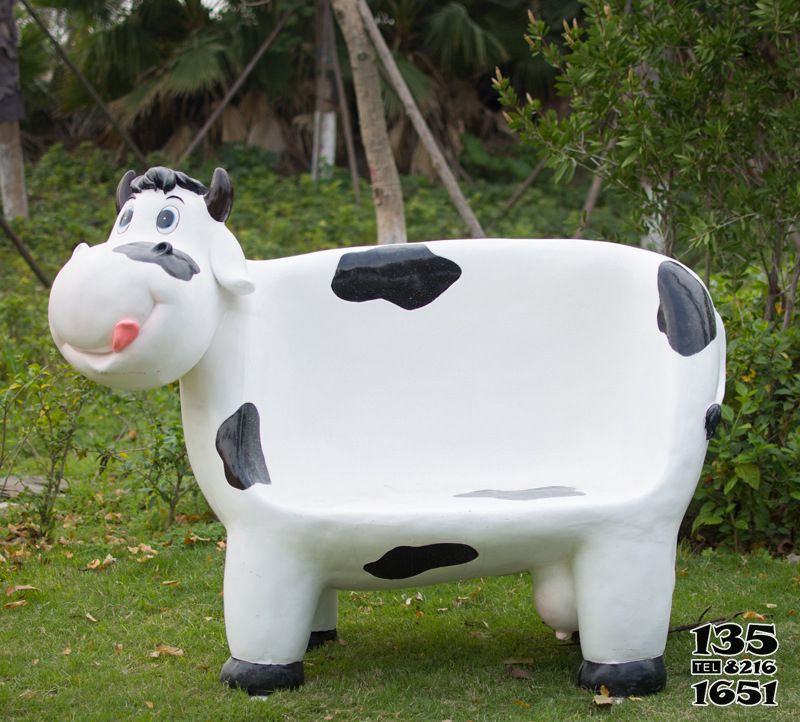 牛雕塑-公园一只卡通奶牛座椅玻璃钢牛雕塑高清图片