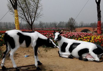 牛雕塑-花园中两只玻璃钢黑白牛雕塑