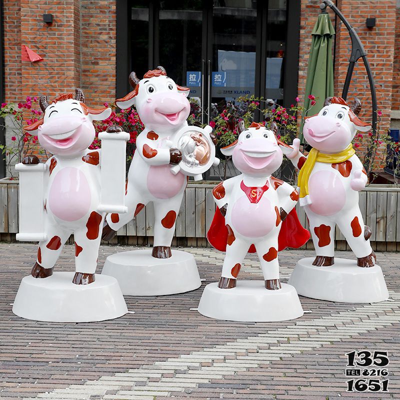牛雕塑-商店门口四只微笑的玻璃钢牛雕塑高清图片