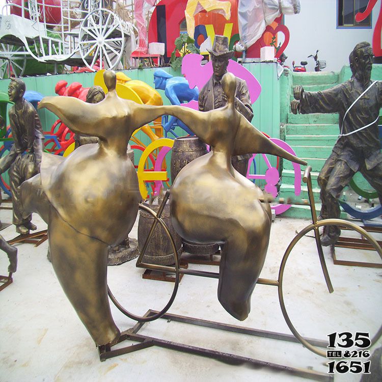 女性雕塑-景区玻璃钢仿铜骑车的女性雕塑高清图片