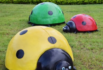 瓢虫雕塑-草地上摆放的三只不同颜色的玻璃钢彩绘瓢虫雕塑