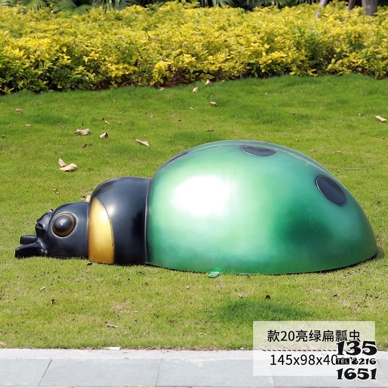 瓢虫雕塑-草地上摆放的一只绿色玻璃钢喷漆瓢虫雕塑高清图片