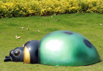 瓢虫雕塑-草地上摆放的一只绿色玻璃钢喷漆瓢虫雕塑