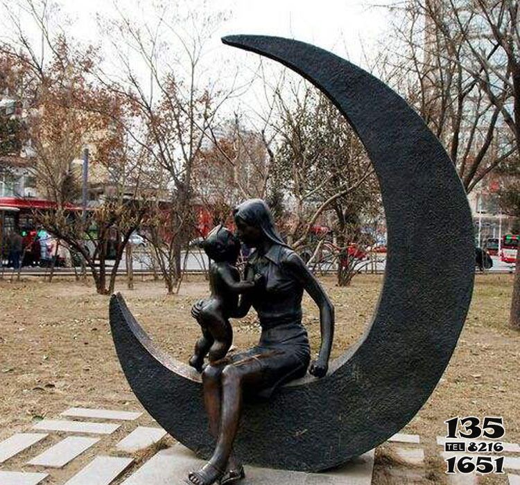 亲情雕塑-母爱铜雕坐着月亮上的亲情雕塑高清图片