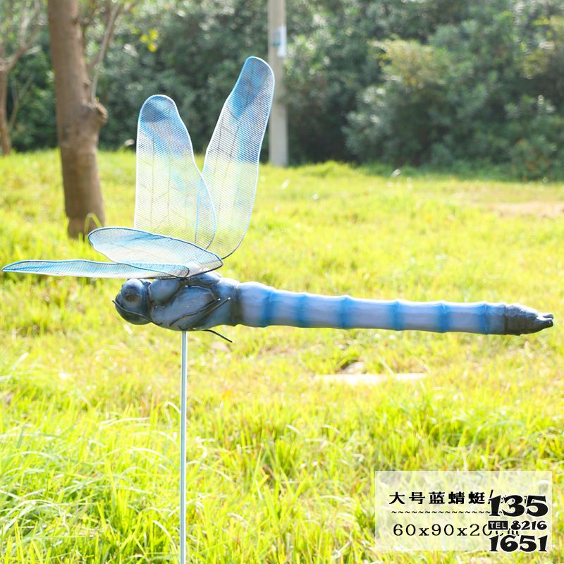 蜻蜓雕塑-步行街卡通蓝色大号玻璃钢蜻蜓雕塑高清图片