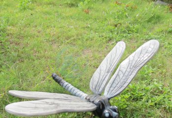 蜻蜓雕塑-大学校园草坪站立玻璃钢蜻蜓雕塑