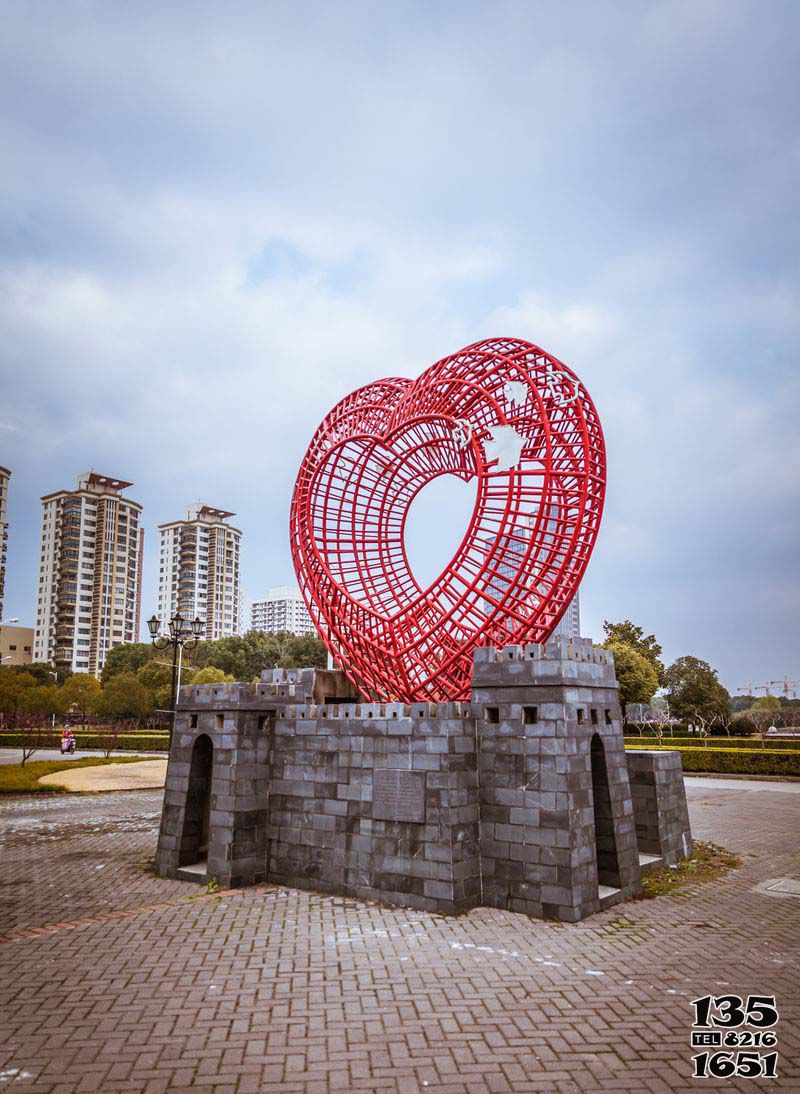 鸽子雕塑-创意不锈钢镂空红色爱心鸽子雕塑高清图片
