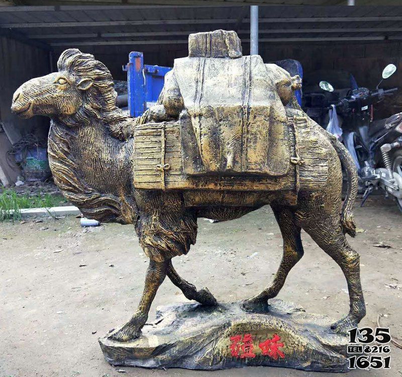 骆驼雕塑-公园街道边摆放的背着行李行走的玻璃钢创意骆驼雕塑高清图片