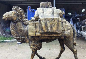 骆驼雕塑-公园街道边摆放的背着行李行走的玻璃钢创意骆驼雕塑