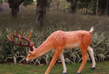 鹿雕塑-户外景观一只低头觅食的鹿雕塑
