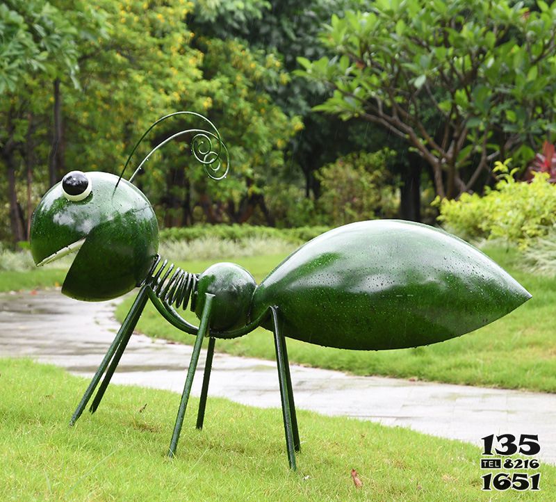 蚂蚁雕塑-酒店户外绿色抬尾玻璃钢蚂蚁雕塑