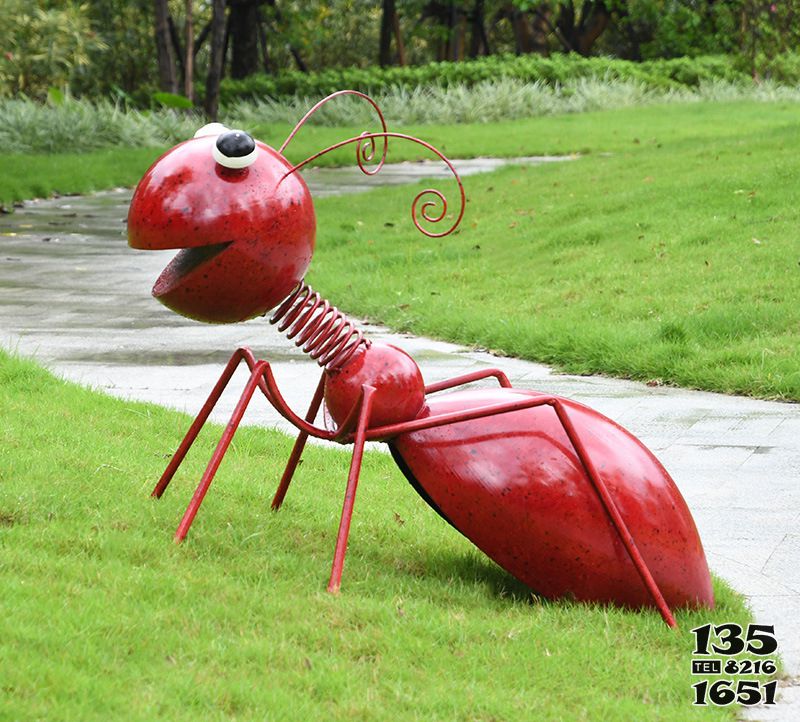 蚂蚁雕塑-公园花园红色落尾玻璃钢蚂蚁雕塑高清图片