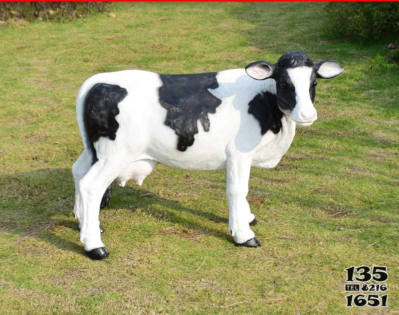 牛雕塑-农场一只小号玻璃钢奶牛雕塑高清图片