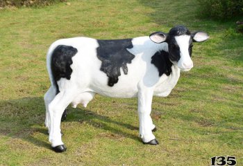 牛雕塑-农场一只小号玻璃钢奶牛雕塑