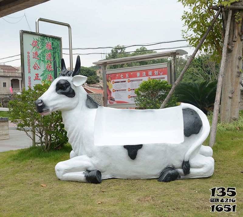 牛雕塑-商场中一只仿真奶牛座椅玻璃钢牛雕塑