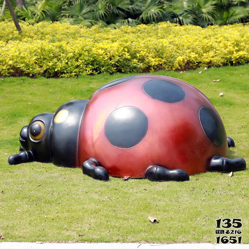 瓢虫雕塑-公园里摆放的一只红色玻璃钢喷漆瓢虫雕塑高清图片