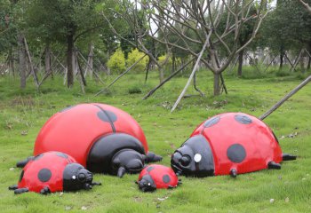 瓢虫雕塑-草地上摆放的红色的一家四口玻璃钢彩绘瓢虫雕塑