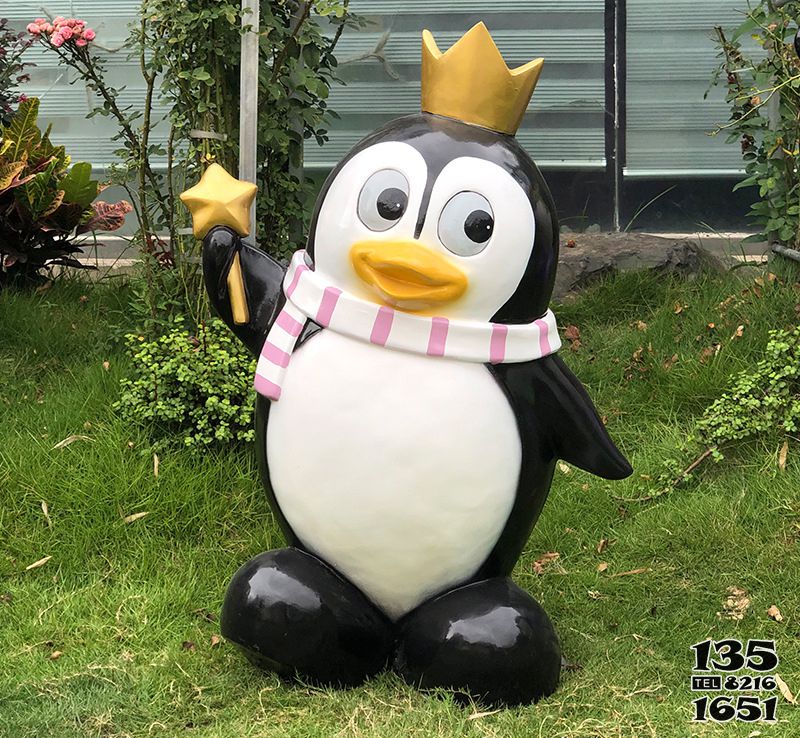 企鹅雕塑-花园树脂可爱皇冠企鹅雕塑高清图片