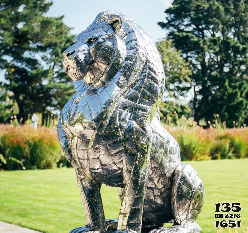 狮子雕塑-公园草坪大型户外园林景观不锈钢镜面狮子雕塑高清图片