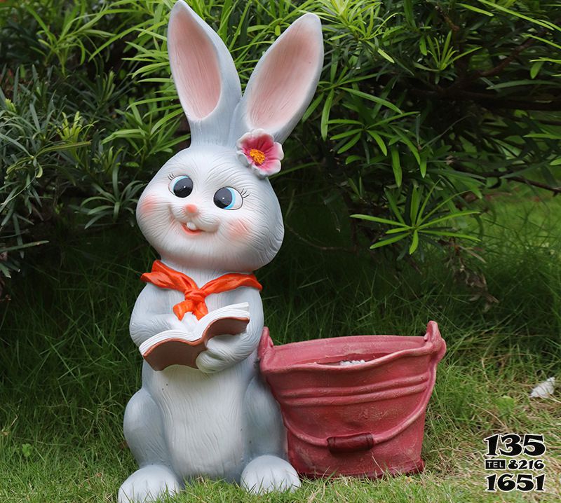 兔子雕塑-图书馆摆放一只看书的卡通玻璃钢兔子雕塑高清图片