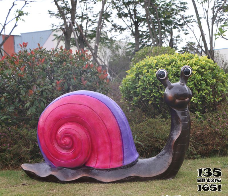 蜗牛雕塑-草地上摆放的中眼睛的红色玻璃钢彩绘蜗牛雕塑高清图片